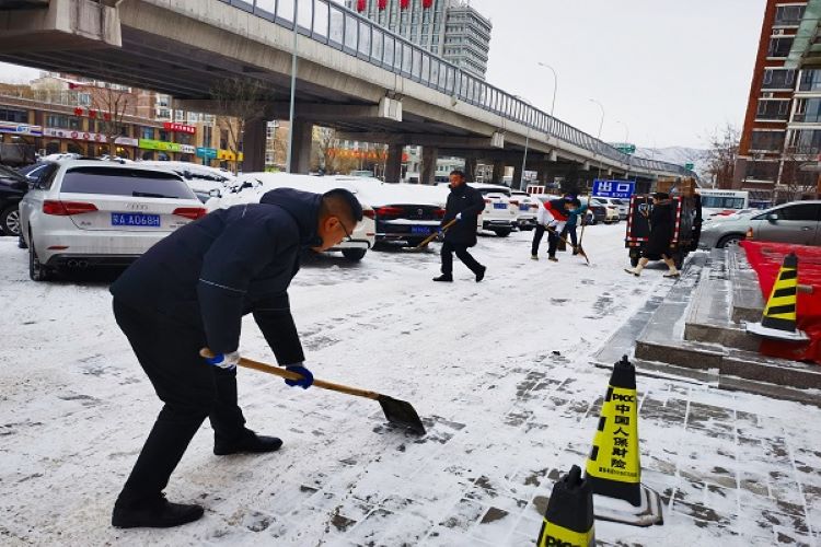 人保财险内蒙古呼和浩特市分公司组织扫雪除冰活动