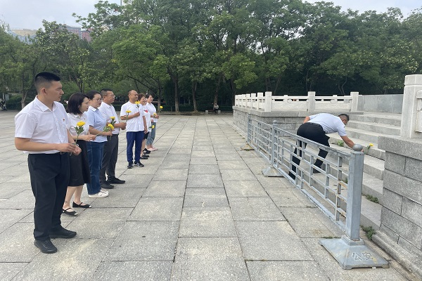人保财险内蒙古呼和浩特回民支公司开展“党纪学习知敬畏，清风正气润初心” 主题党日活动
