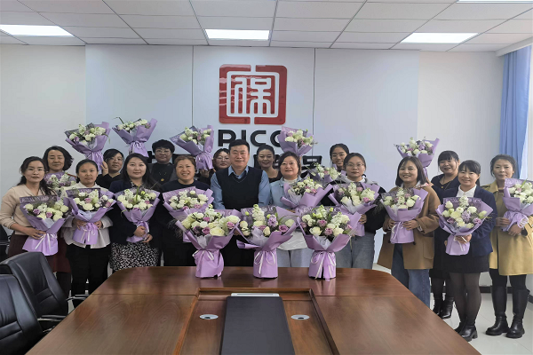 人保财险内蒙古赤峰巴林左旗支公司：芬芳赠女神，情暖妇女节