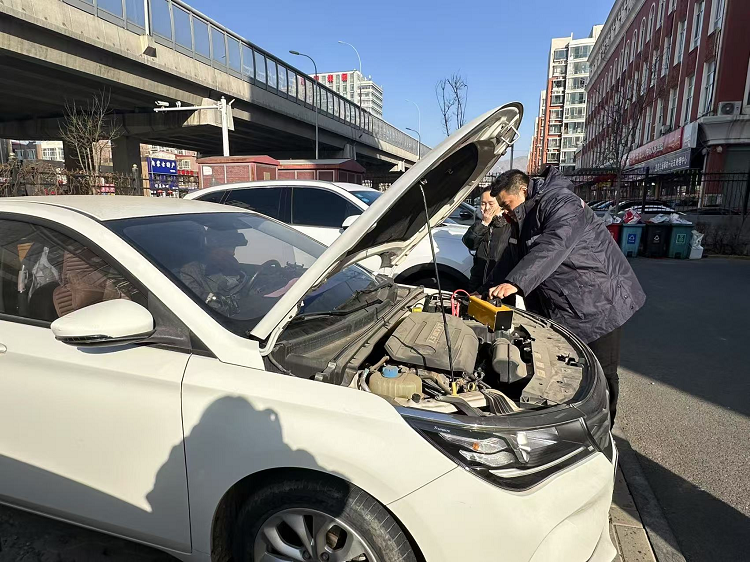 人保财险内蒙古呼和浩特市分公司：暖心搭电，续航无忧