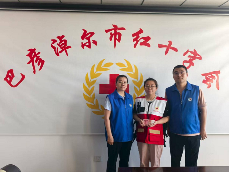 风雨同舟显担当 新华保险巴彦淖尔中支爱心捐款助灾民