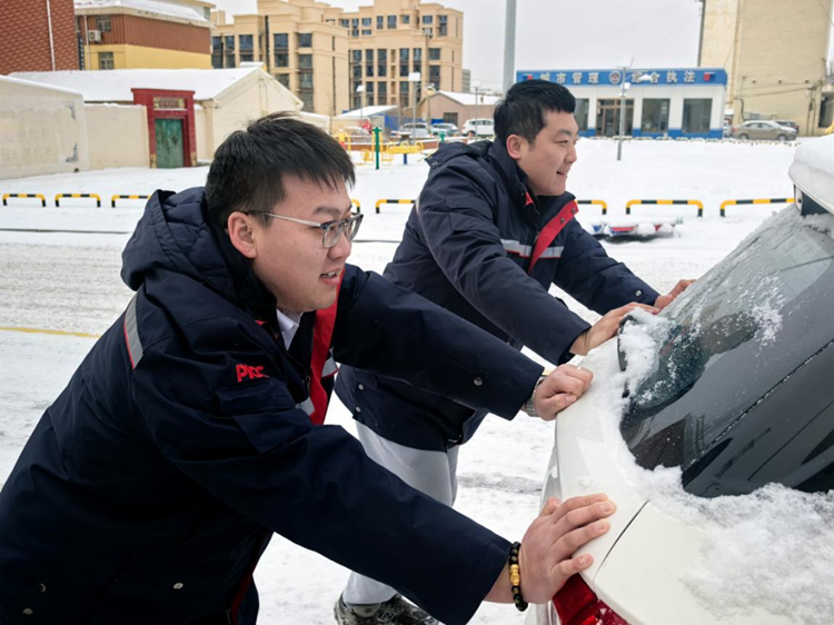 人保财险阿拉善盟分公司全力 应对降雪天气