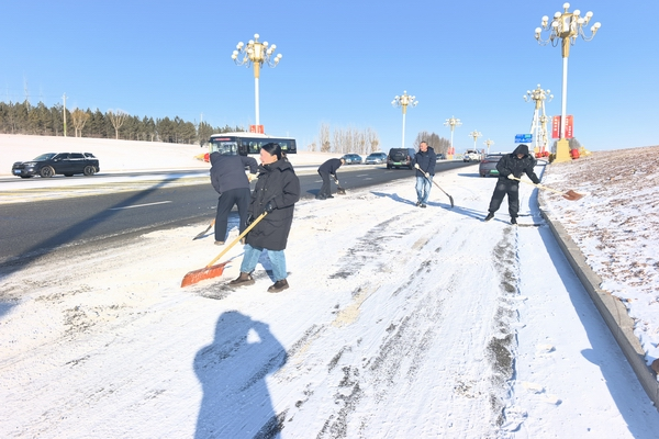 人保财险伊金霍洛旗支公司铲雪除冰 护航群众出行