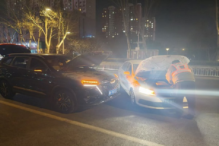 寒夜搭电解急难 人保财险鄂尔多斯 分公司主动服务获点赞