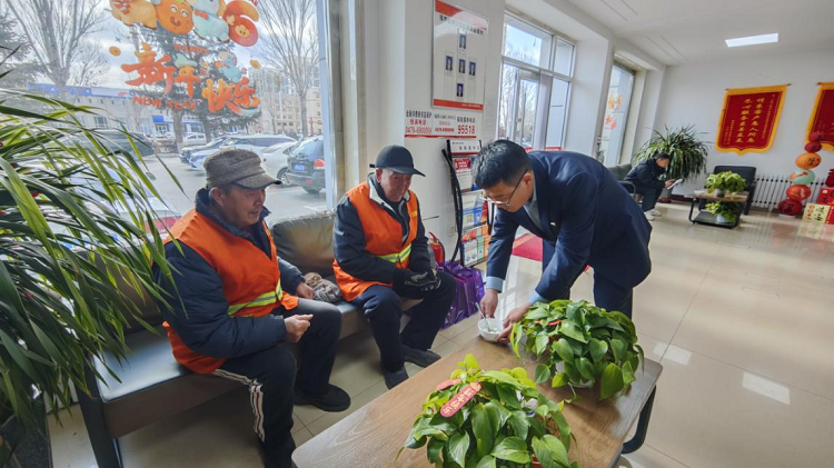 元宵佳节送温暖 情系户外劳动者