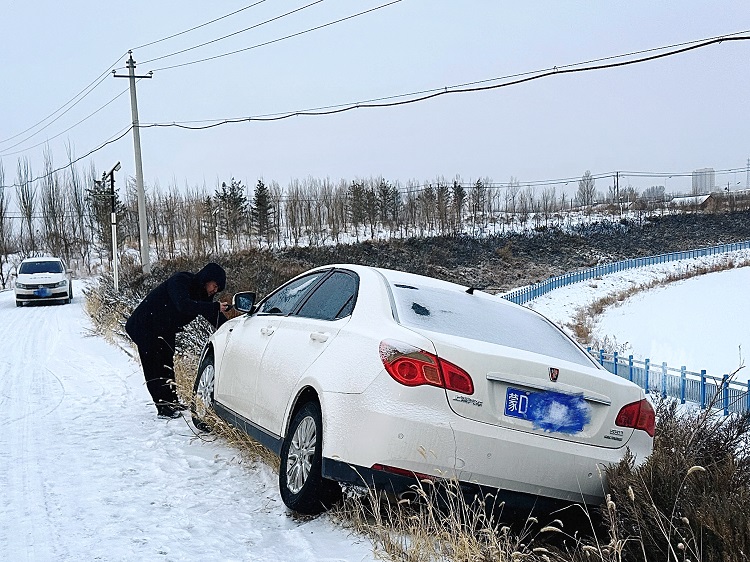 人保财险赤峰市分公司筑牢雪天理赔服务防线