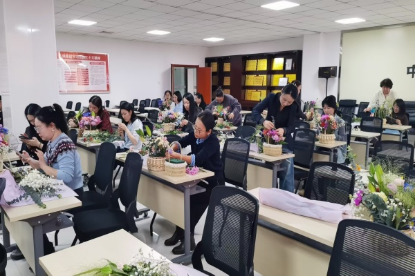 芳华如锦 花香同行 人保财险呼和浩特市分公司花式献礼三八妇女节