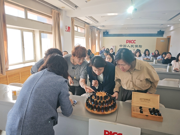 香遇美好 甜蜜同行 人保财险包头市分公司开展三八妇女节主题活动