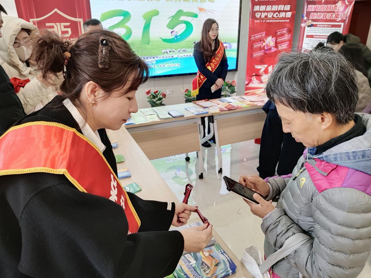 老年大学筑防线 广场宣教惠民生 ----人保财险包头市分公司多措并举守护金融消费安全