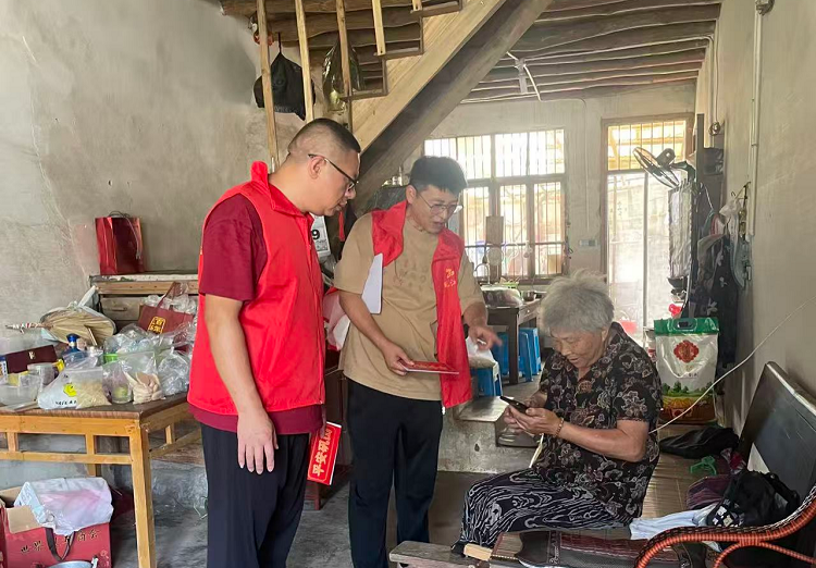 中国太保寿险驻村干部筑牢乡村防汛安全屏障